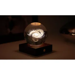 Lampe boule galaxie 3D en cristal et noyer h12cm
