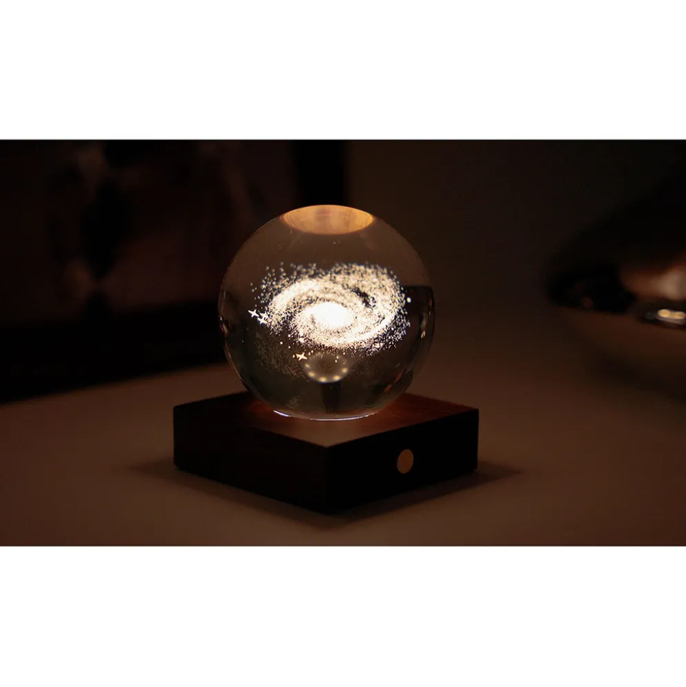 Lampe boule galaxie 3D en cristal et noyer h12cm